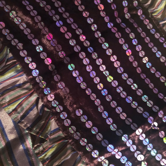 𝐋𝐀𝐈𝐋𝐀 𝐑𝐎𝐖𝐄 | SEQUIN AND STRIPED FRILL SCARF - Picture 6 of 7